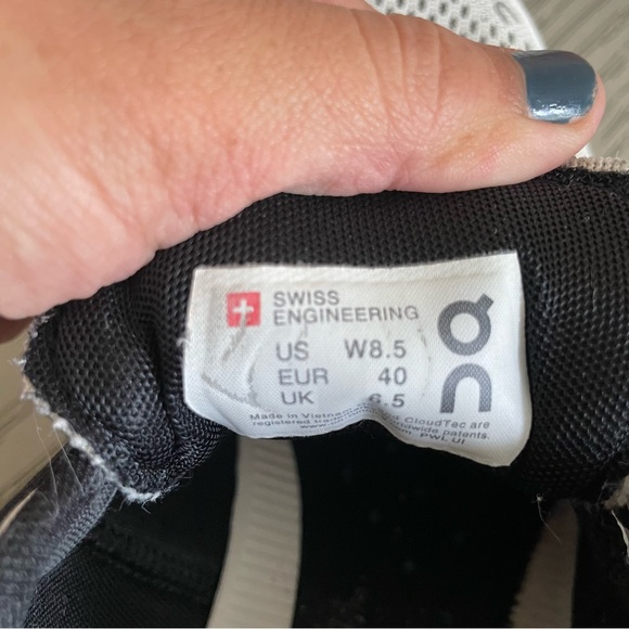 On Running Women’s Sneakers 8.5 Black and White - Picture 5 of 6